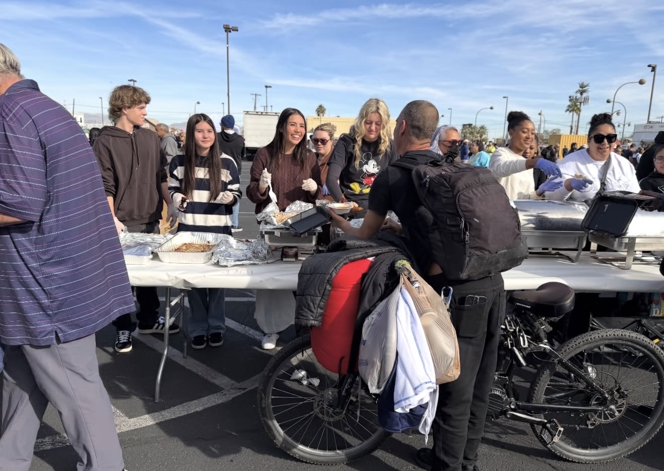 Young volunteers handing out Thanksgiving meals